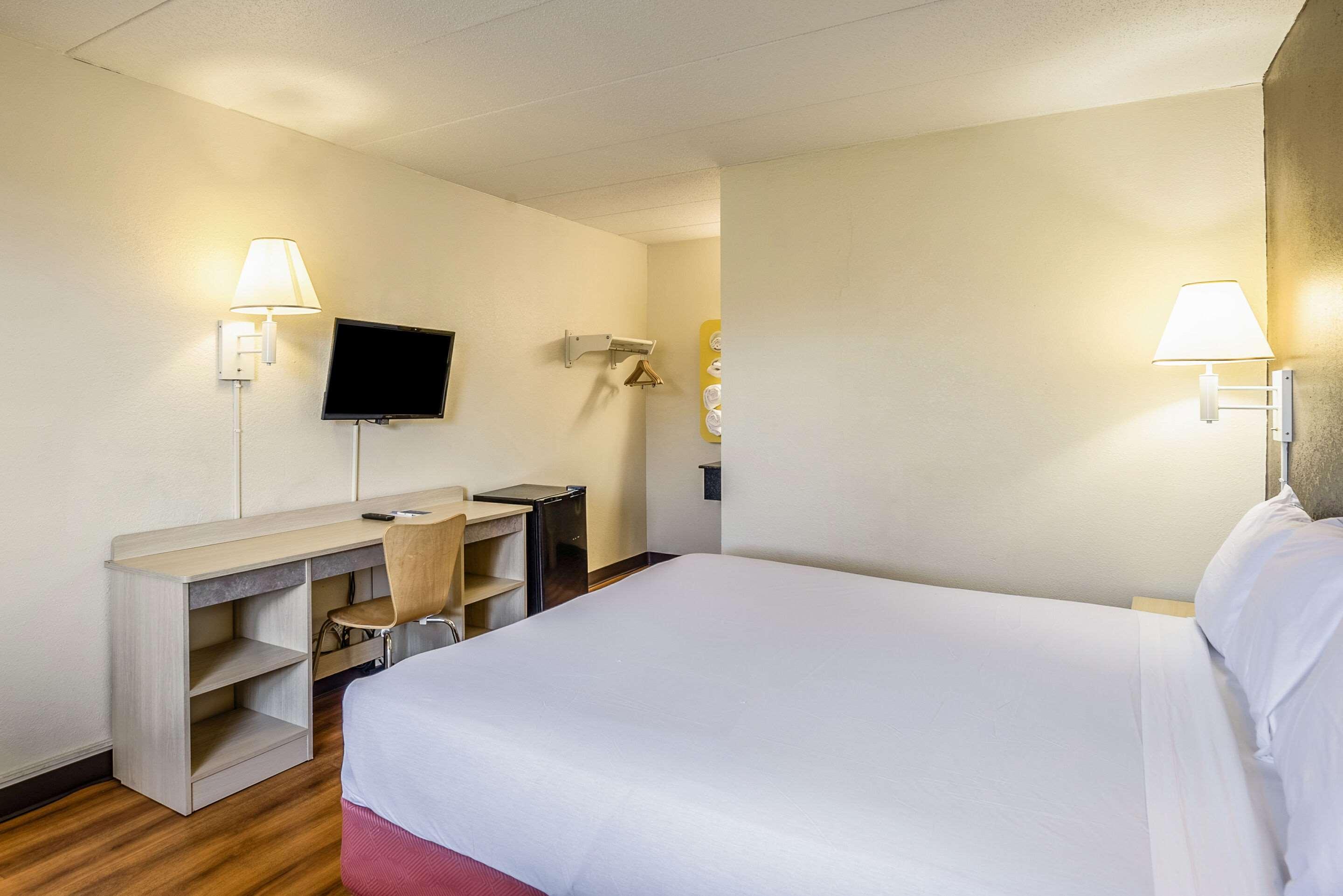 Rodeway Inn Dubuque Exteriör bild