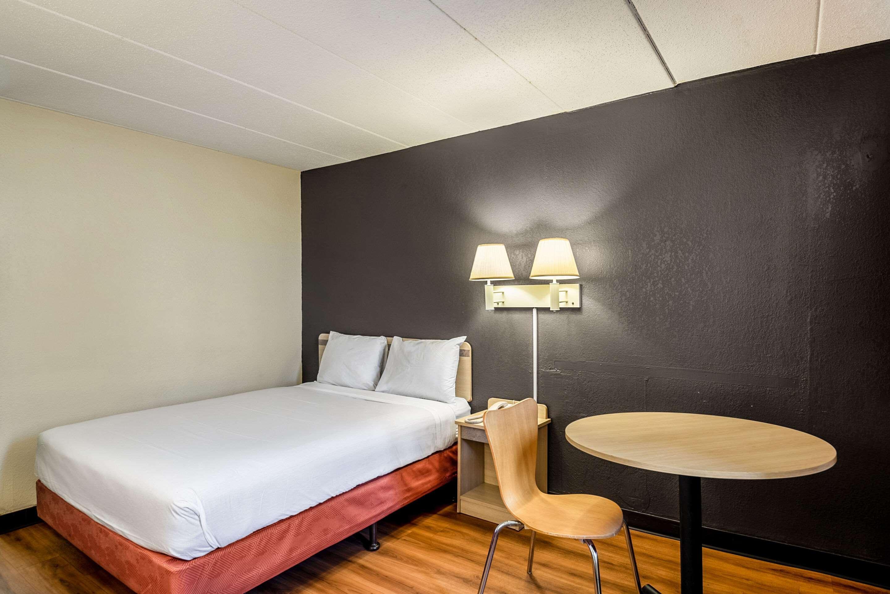 Rodeway Inn Dubuque Exteriör bild