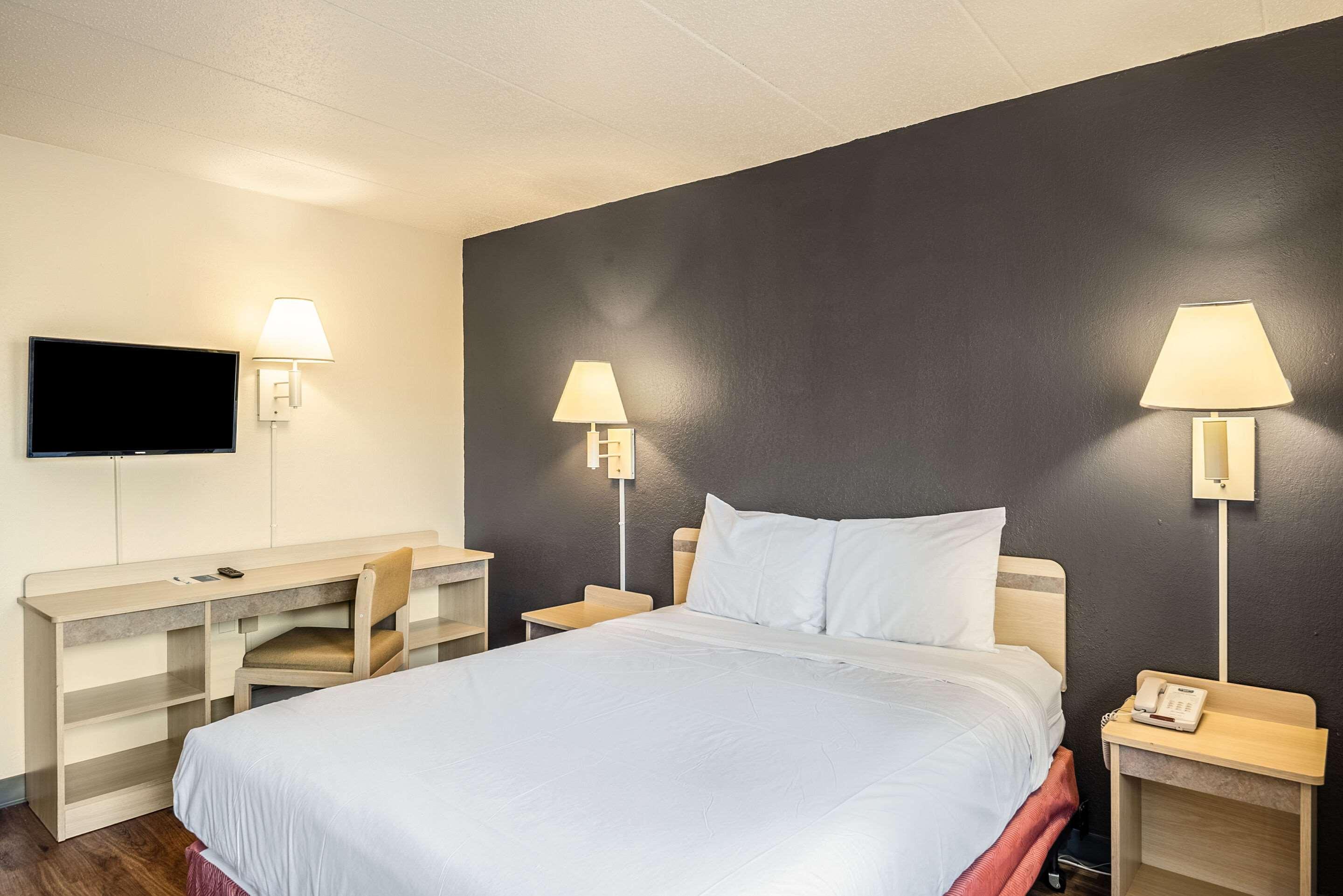 Rodeway Inn Dubuque Exteriör bild