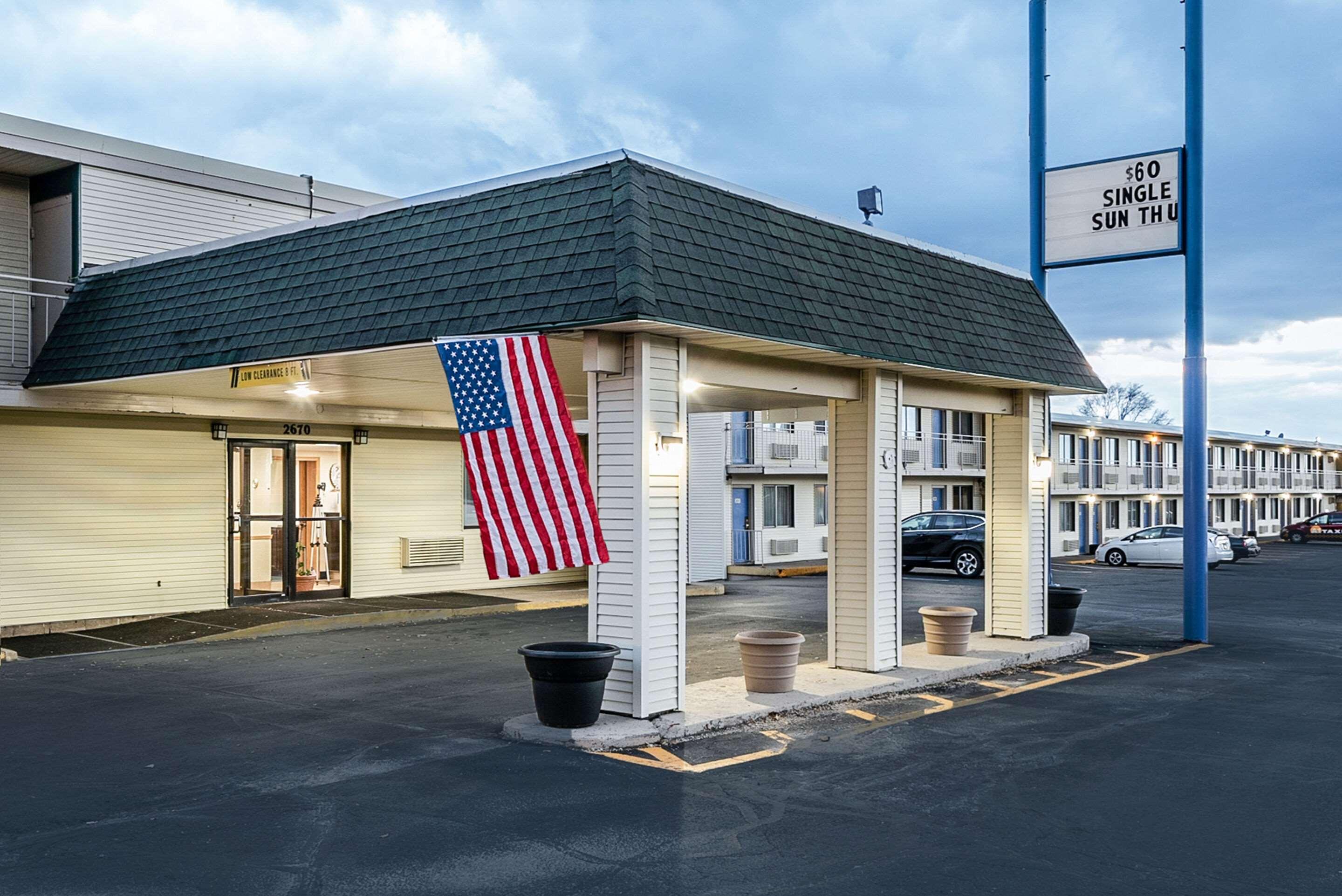 Rodeway Inn Dubuque Exteriör bild