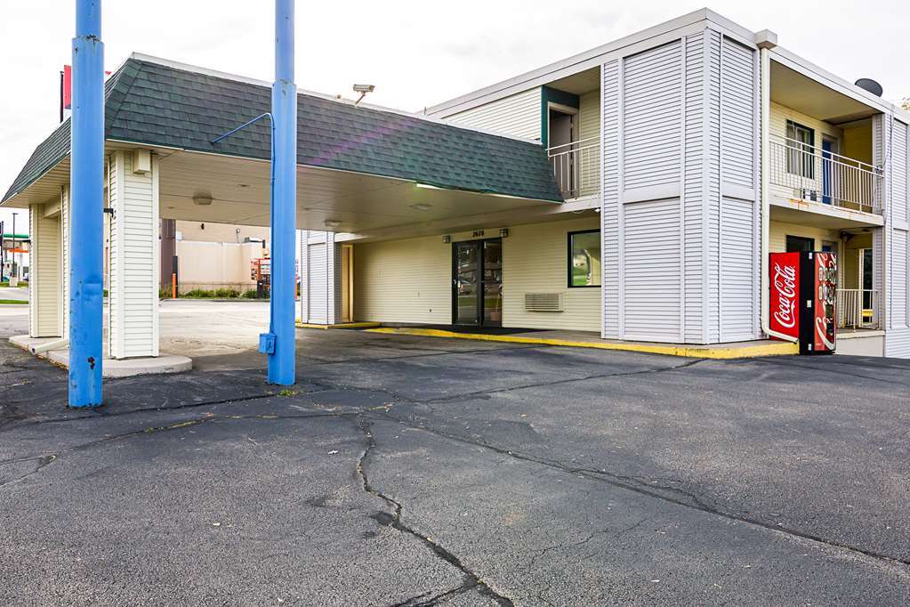 Rodeway Inn Dubuque Exteriör bild