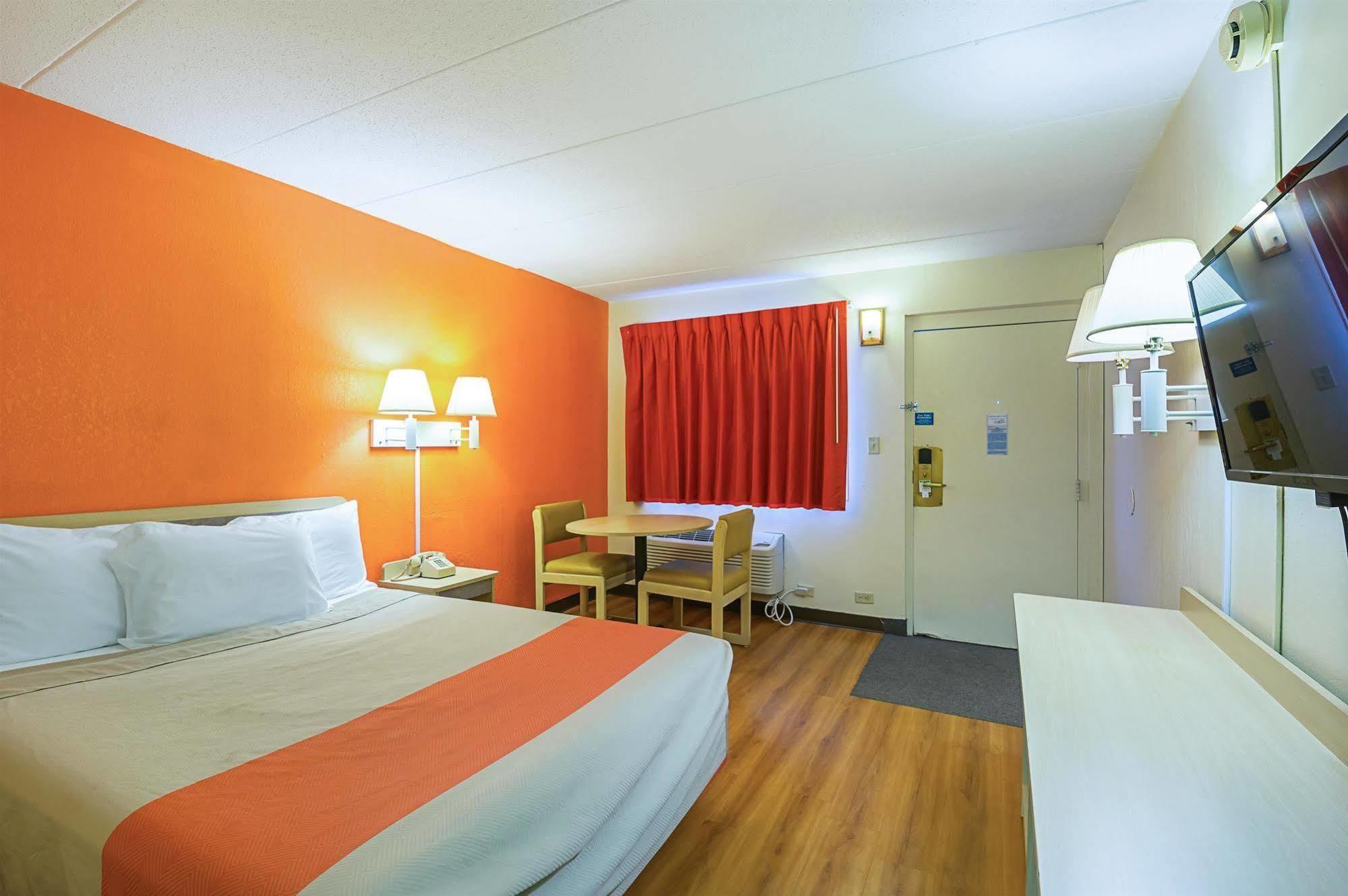 Rodeway Inn Dubuque Exteriör bild