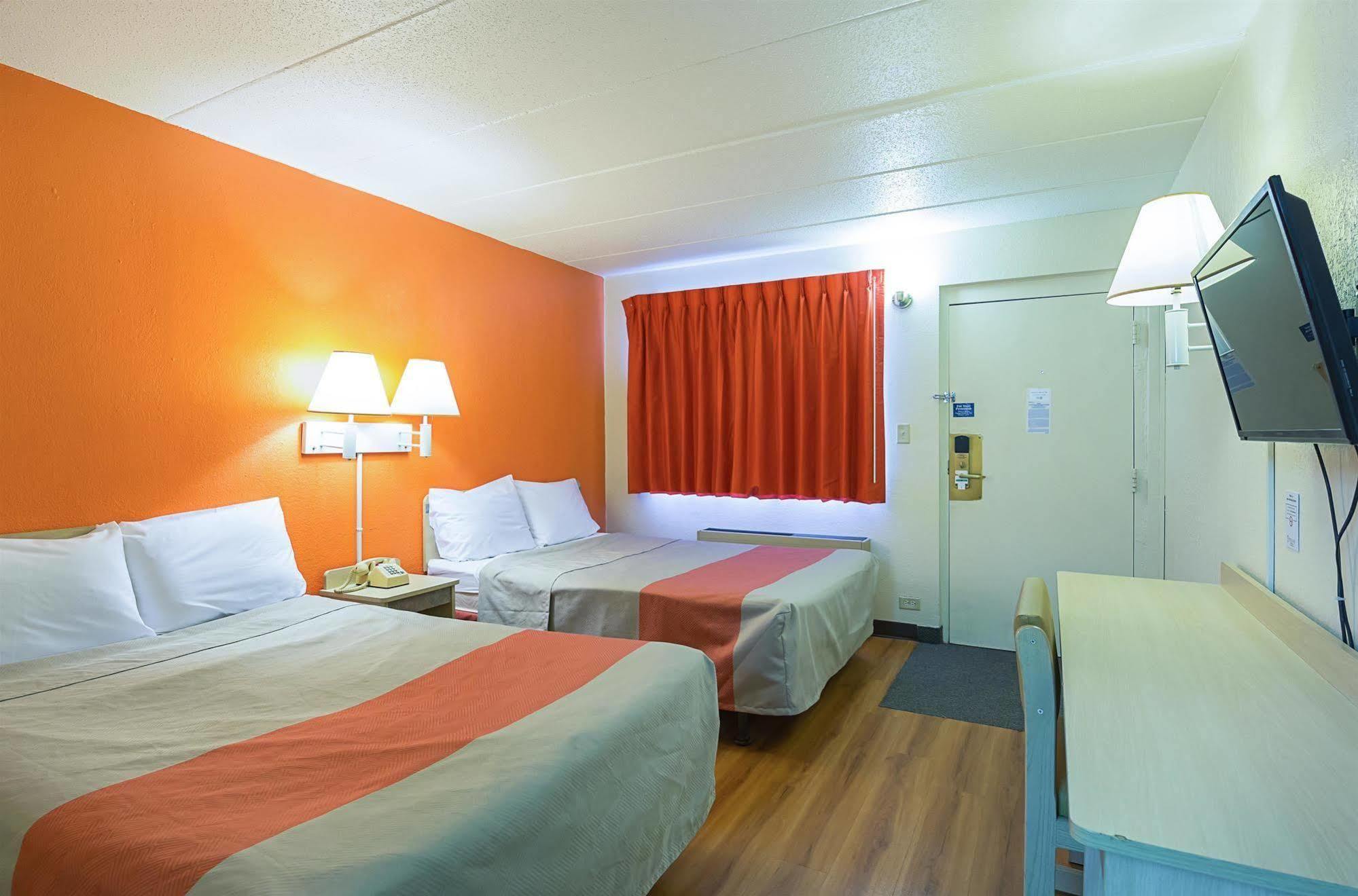 Rodeway Inn Dubuque Exteriör bild